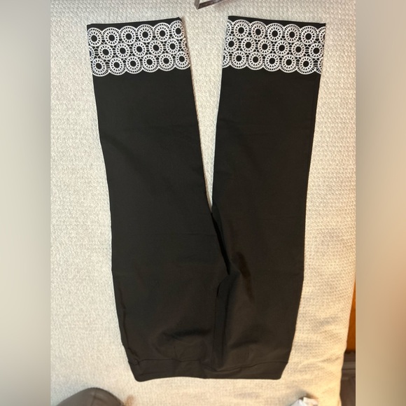 Chico’s Perfect Stretch Josie Slim Crop Pants with Embroidered Hem Suze 1.5 New - Picture 4 of 4